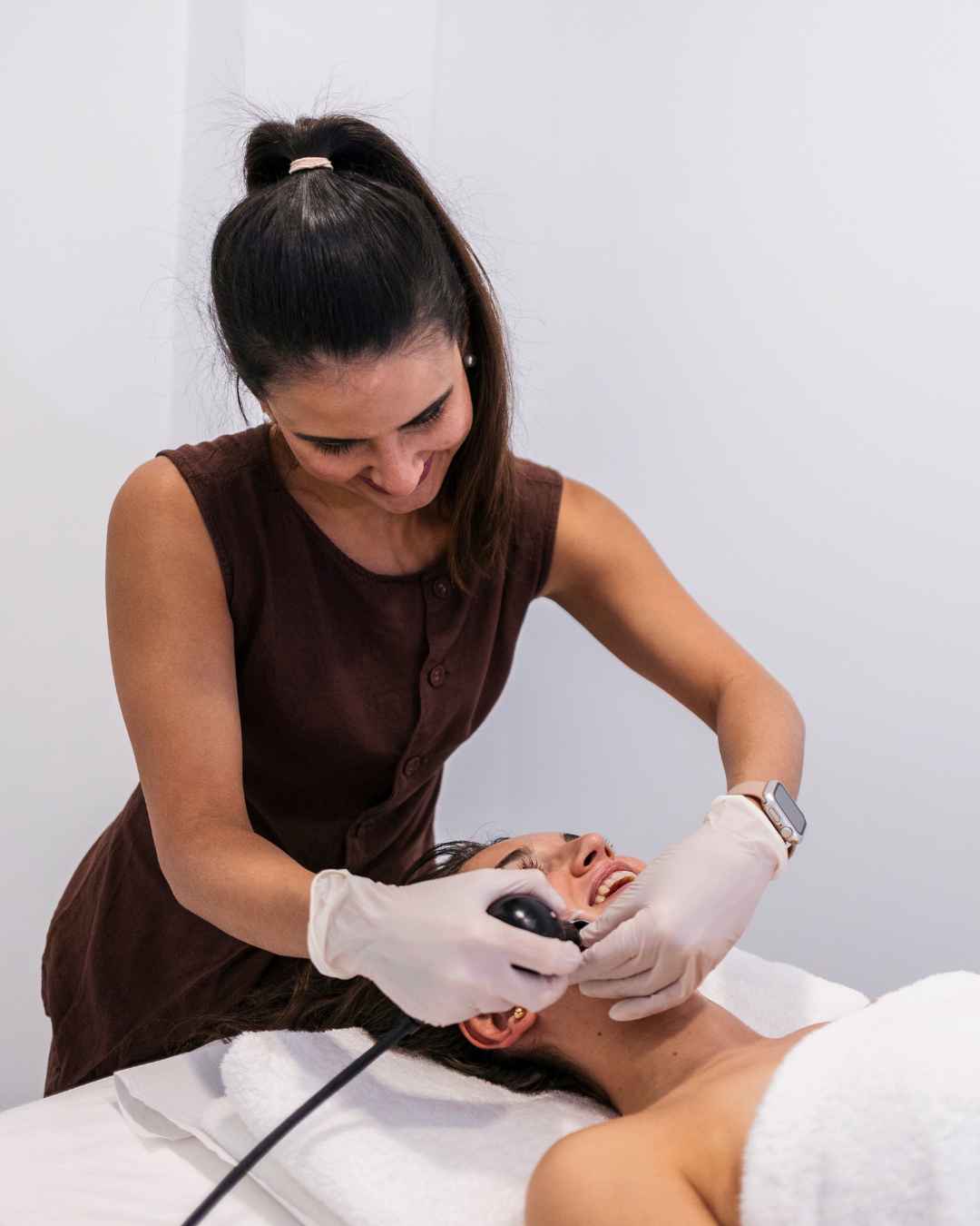 Rejuvenecimiento facial en Oliva sin cirugía (medicina estética)